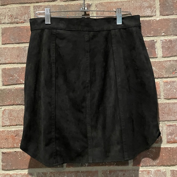 NWT BB Dakota Black Faux Suede Mini Skirt Size 4 - Picture 2 of 7